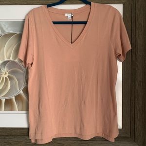 Cuyana V-neck tee size Medium in soft rose